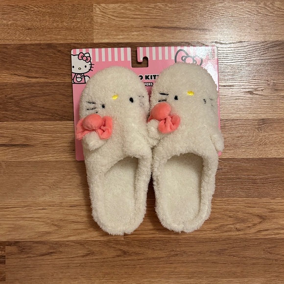 Hello Kitty women’s slippers - Picture 1 of 4